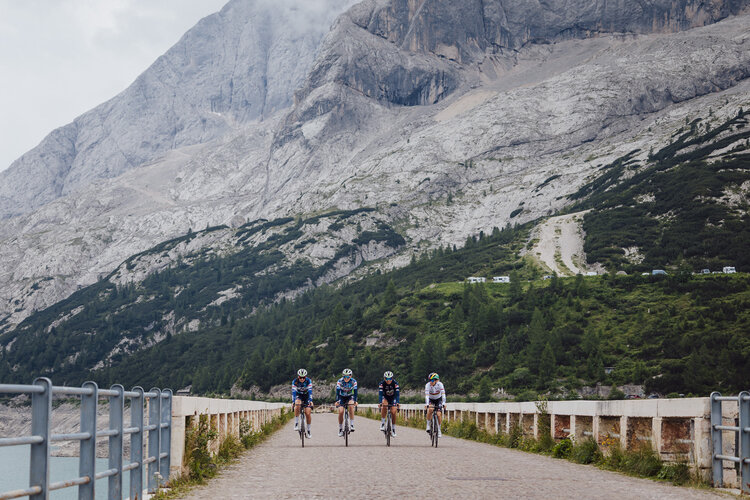 Allenamento della Soudal Quick Step al Lago di Fedaia