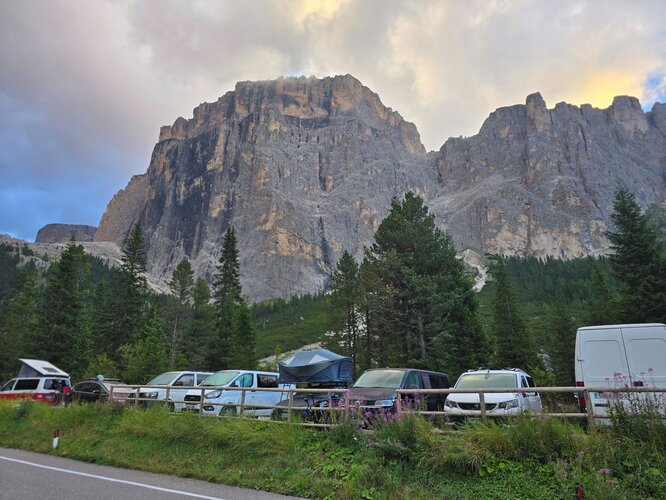 Aree sosta occupate dai mezzi privati sui passi dolomitici in Val di Fassa