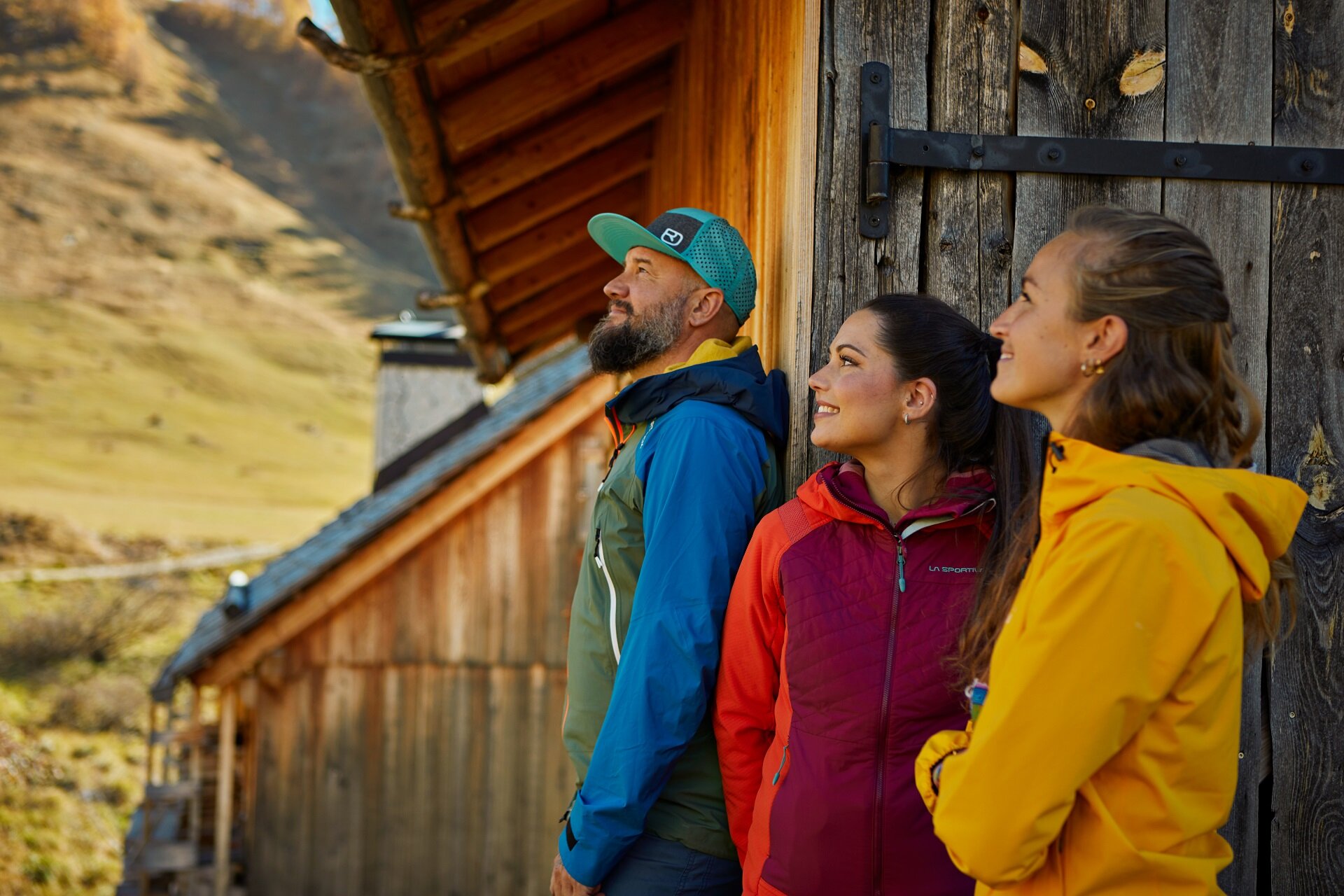Persone che riposano fuori da una baita in autunno al Fuciade | © Fulvio Maiani Coolpixel - Archivio Immagini APT Val di Fassa