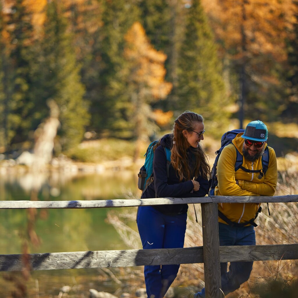 Lago di San Pellegrino in autunno | © Fulvio Maiani Coolpixel - Archivio Immagini APT Val di Fassa Persone che riposano al Lago di San Pellegrino in autunno in Val di Fassa | © Fulvio Maiani Coolpixel - Archivio Immagini APT Val di Fassa