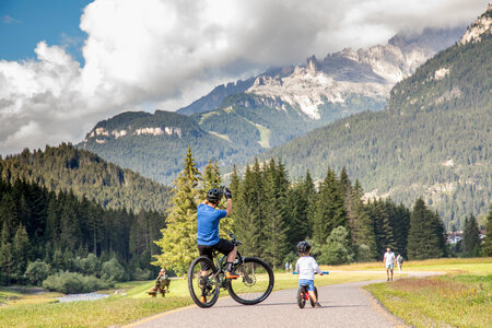 Famiglia sulla ciclabile delle Dolomiti in Val di Fassa