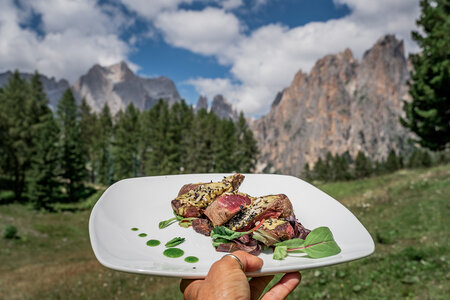 Piatto di un rifugio vista Dolomiti in Val di Fassa