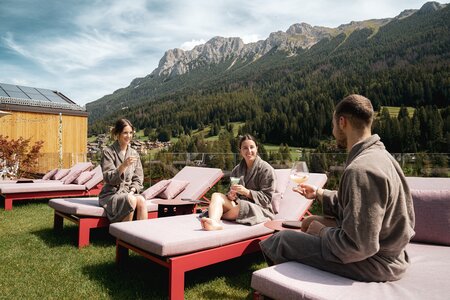 Aperitivo sulla terrazza di un centro benessere in un hotel in Val di Fassa 
