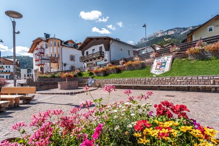Piazza nel centro di Vigo, nel comune di San Giovanni di Fassa (TN)