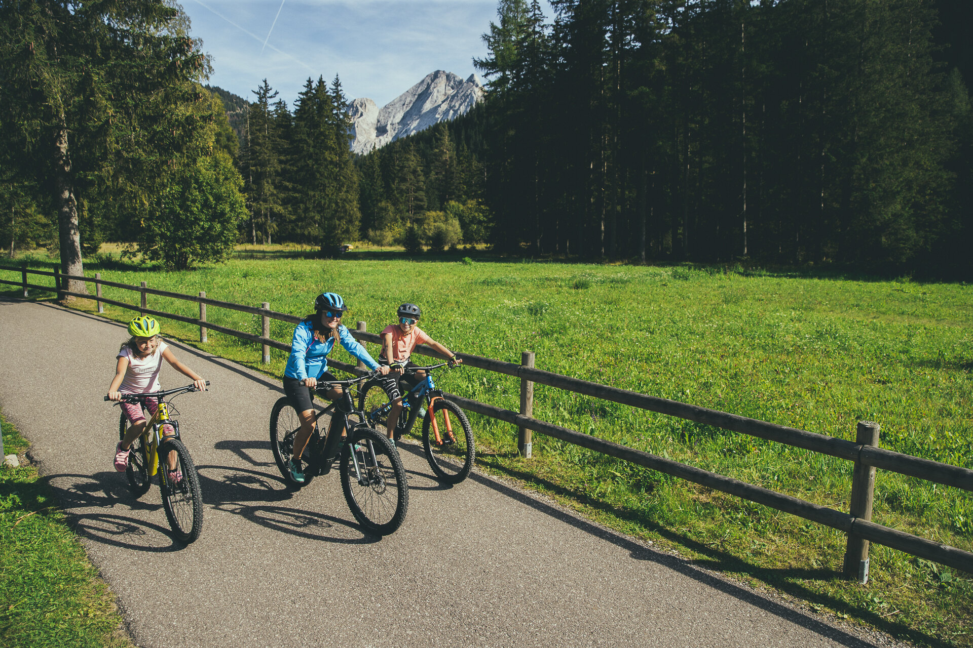 Famiglia che percorre la pista ciclabile delle Dolomiti in Val di Fassa | © Federico Modica  - Archivio Immagini ApT Val di Fassa