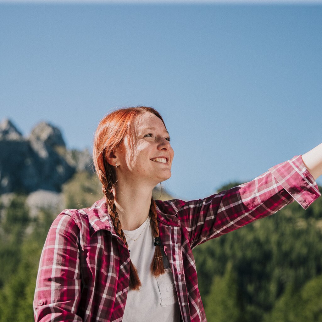 Persona che sorride felice mentre si scatta un selfie in Val di Fassa | © Federico Modica  - Archivio Immagini ApT Val di Fassa