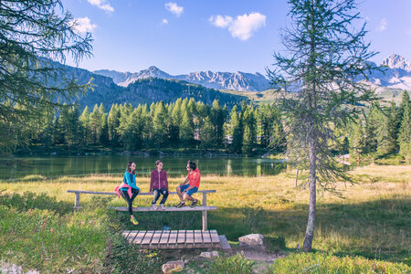 Persone che si riposano sulle sponde del lago di San Pellegrino in Val di Fassa
