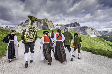 Banda ladina sulle Dolomiti fassane