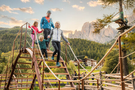 Famiglia al parco giochi di Pera "Piciocaa" in Val di Fassa