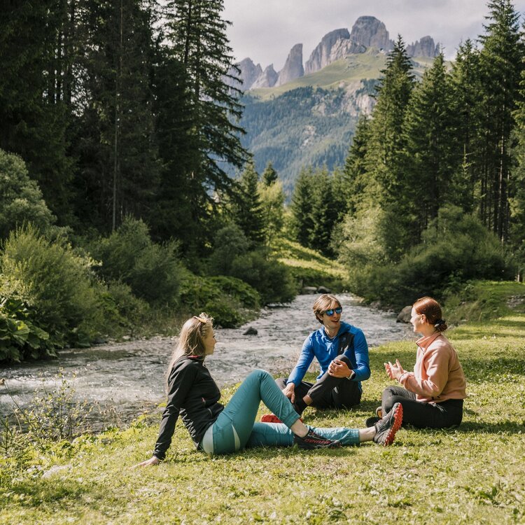 Persone che si rilassano in un prato vista Dolomiti in Val di Fassa | © Federico Modica - Archivio Immagini ApT Val di Fassa