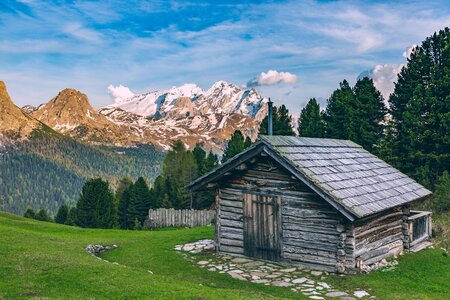 Una baita con vista sulle Dolomiti di Fassa