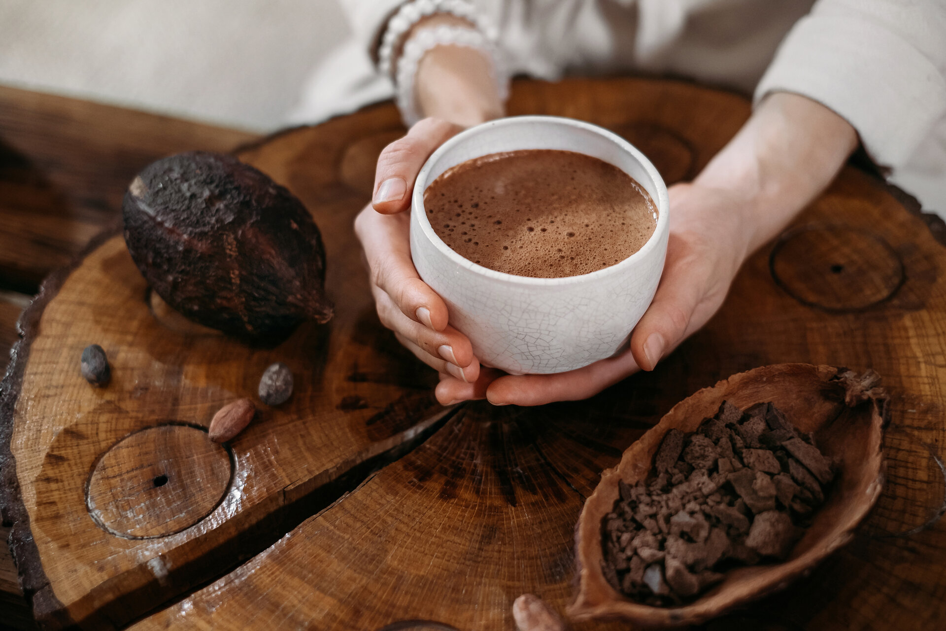Ciotola di cioccolata con fave di cacao | © ApT Val di Fassa - AdobeStock