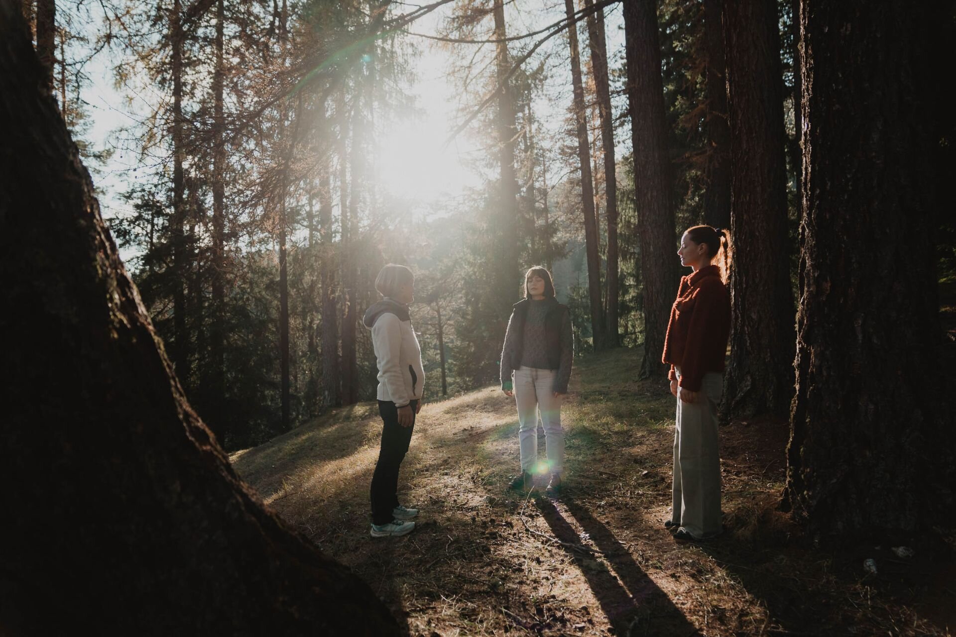 tre donne fanno meditazione in una radura nel bosco  | © Archivio Immagini ApT Val di Fassa - Mattia Rizzi