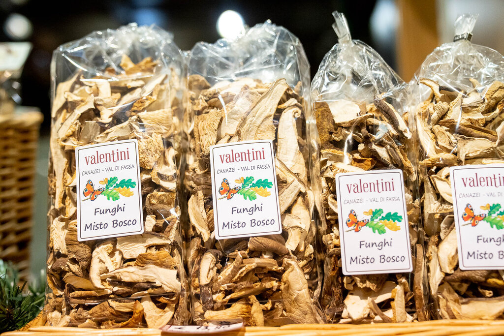 Content Dam Org 3 Images Full Rights Shopping Valentini Prodotti Tipici Valentini Prodotti Tipici Canazei Archivio Apt Val Di Fassa Mrizzi 06