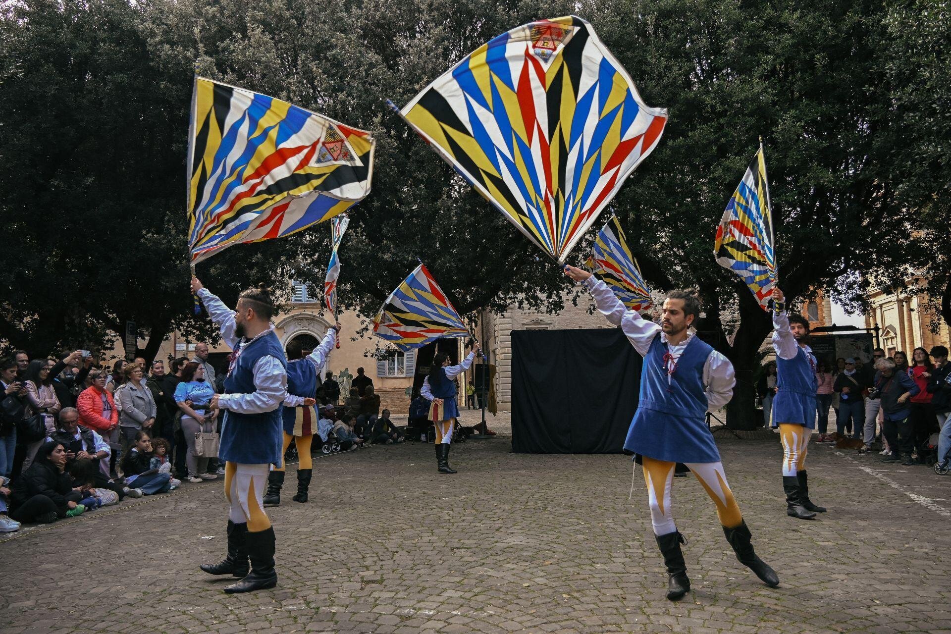 Circensema - Circenpoza - sbandieratori