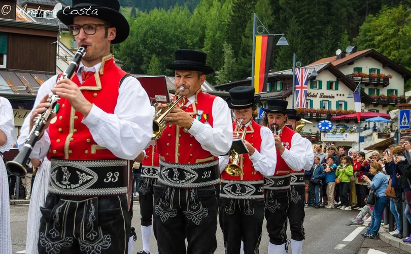 Sfilata della banda Musega de Poza dalla chiesa di San Nicolò  Pozza di fassa