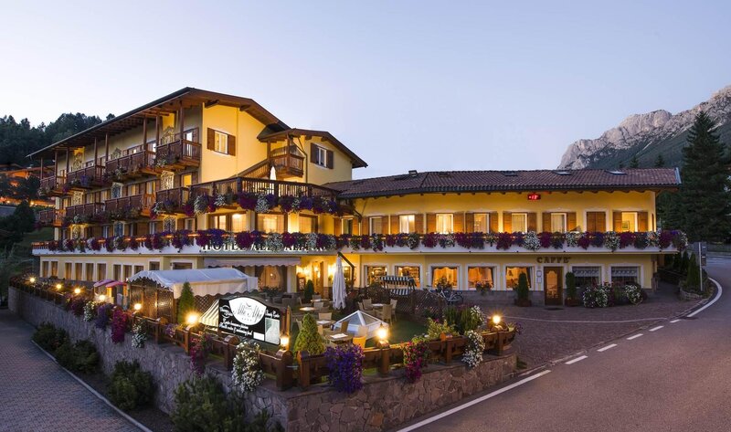 Hotel Alle Alpi in notturna
