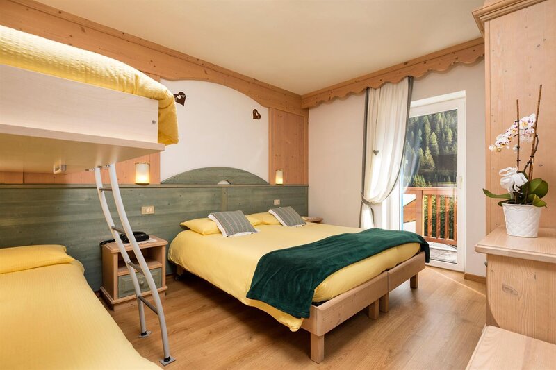 4-bed room