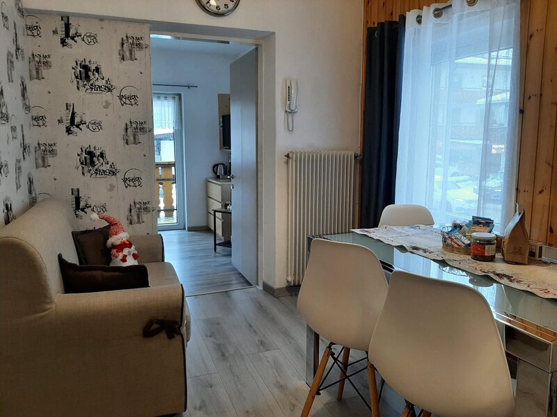 Living area / entrance to double bedroom