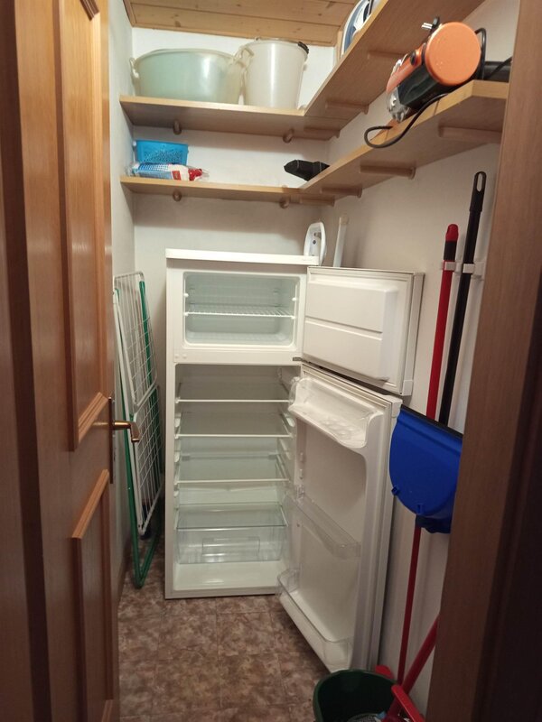 Ripostiglio con frigorifero