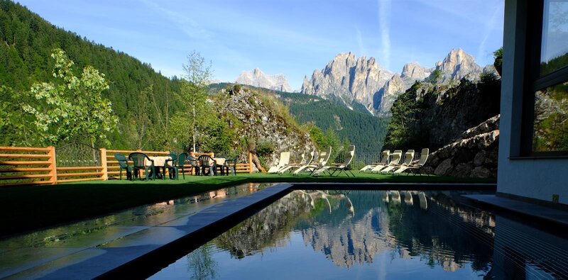 vista dalla piscina esterna