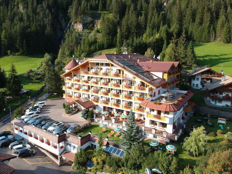 Hotel Cèsa Tyrol - Canazei - Fassatal