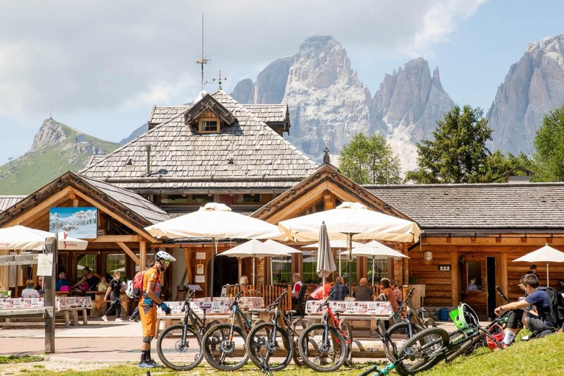 Archivio-APT-Val-di-Fassa_Rifugio-Ciampolin-Belved