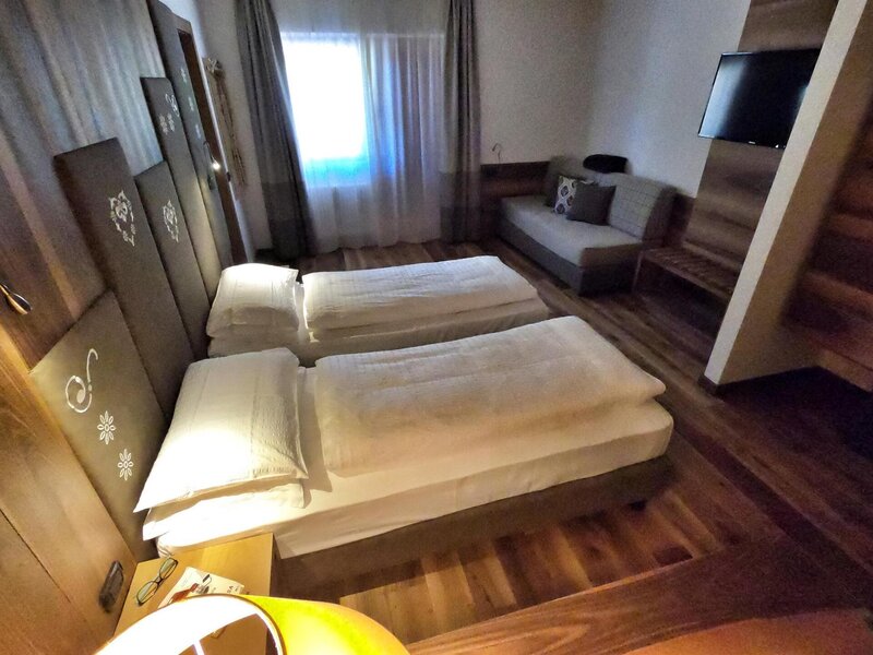 Camera Doppia con divano e parquet
