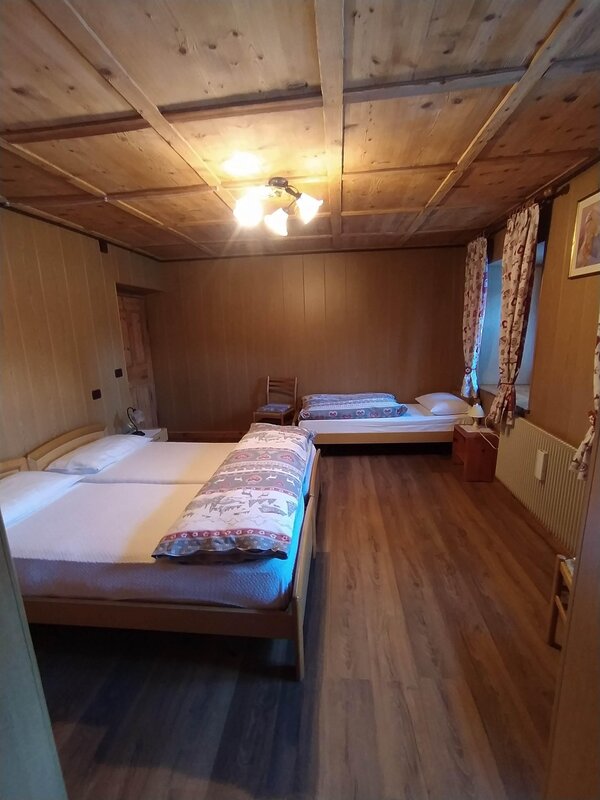 bedroom 3 beds