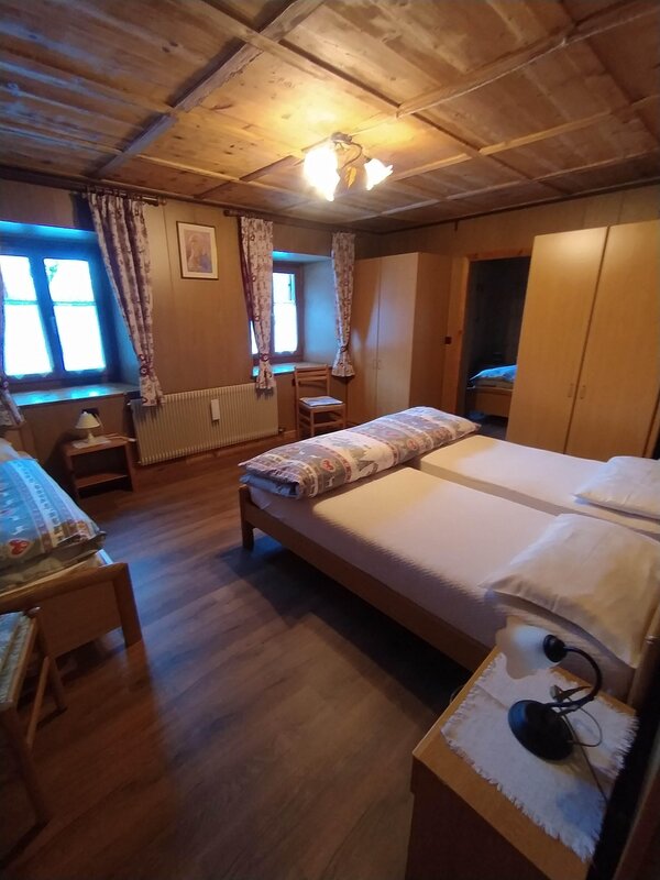 room 3 beds