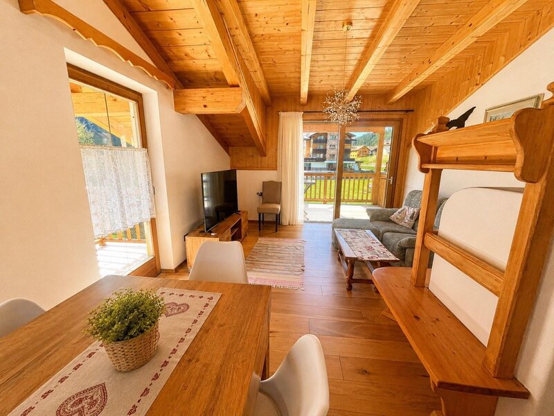 Heller Wohnbereich im Appartamento Dolomiti