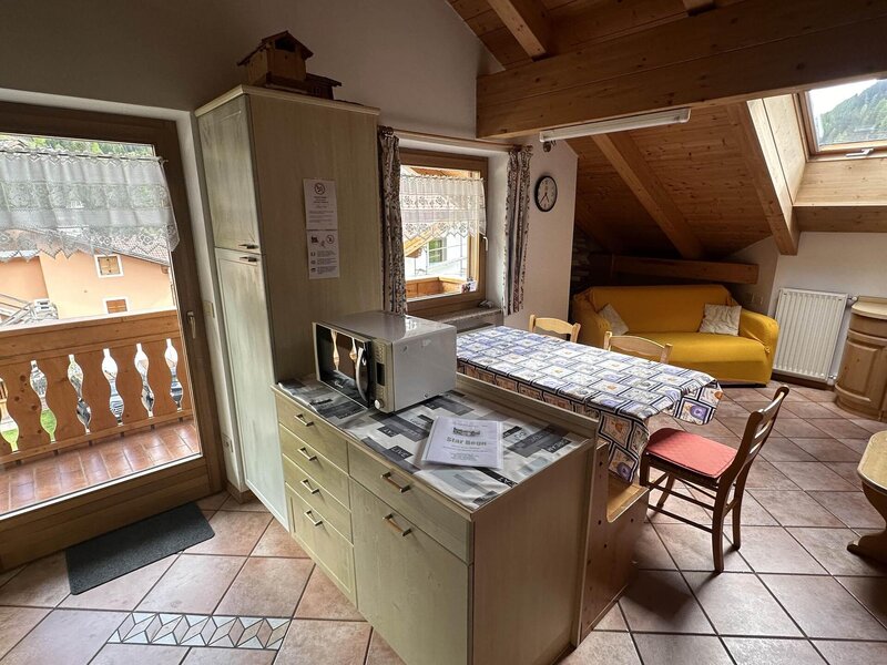 Cucina con soggiorno e ampio balcone