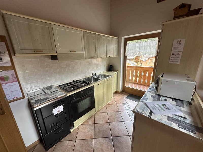 Cucina ben attrezzata con balcone sulle Dolomiti