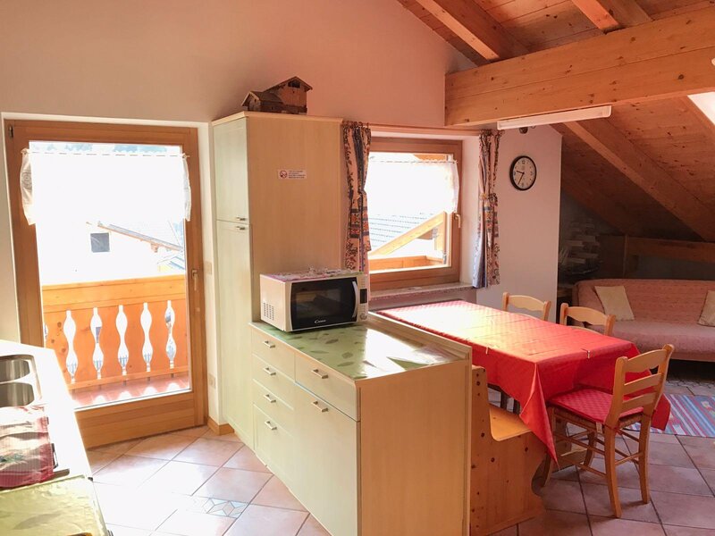 Soggiorno luminoso con tavolo da pranzo