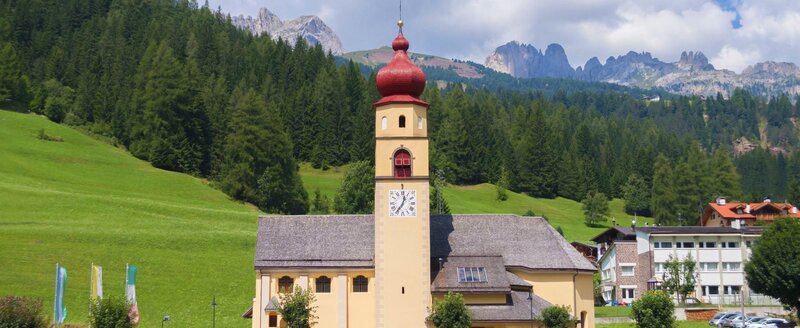 Chiesa di Soraga con le Torri del Vajolet