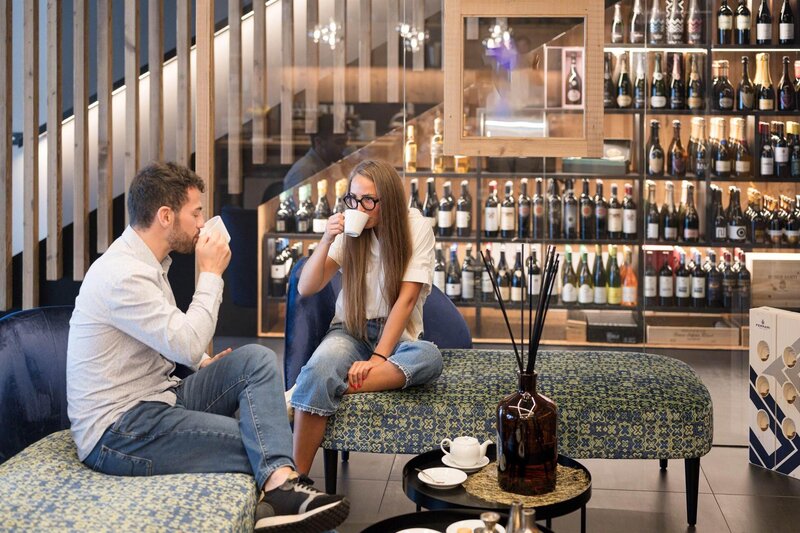 Relax nella Lounge con cantina a vista