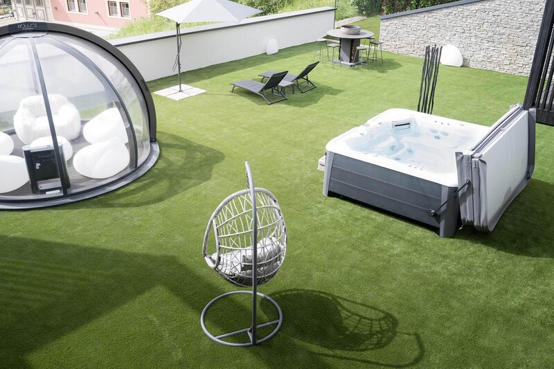 Idromassaggio e relax sulla terrazza wellness