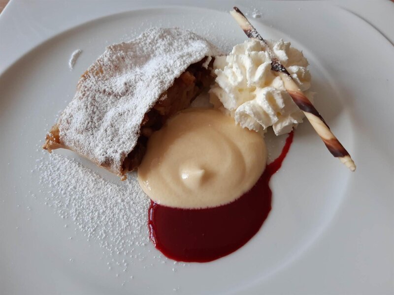 Strudel di Mele fatto in casa con salsa vaniglia