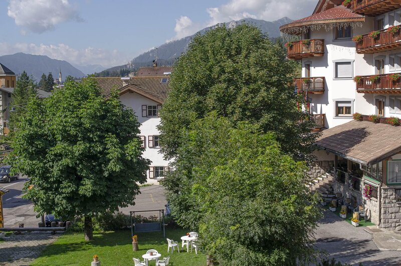 Hotel Europa Pera di Fassa giardino