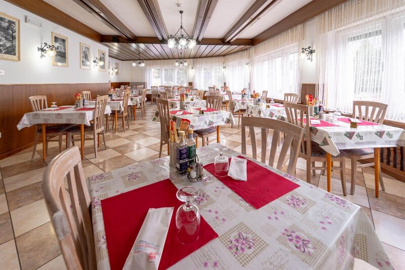 Hotel Europa Pera di Fassa interni sala da pranzo