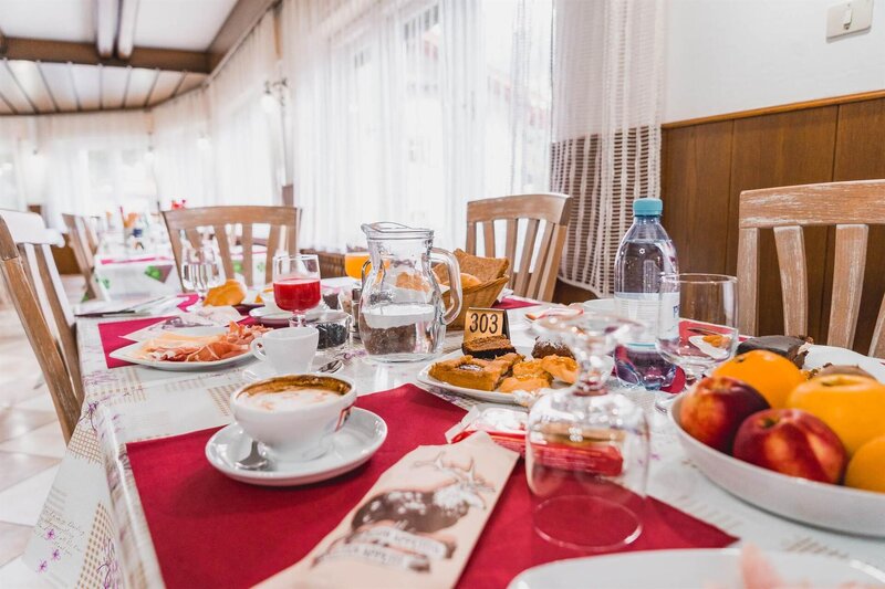 Hotel Europa Pera di Fassa interni colazione