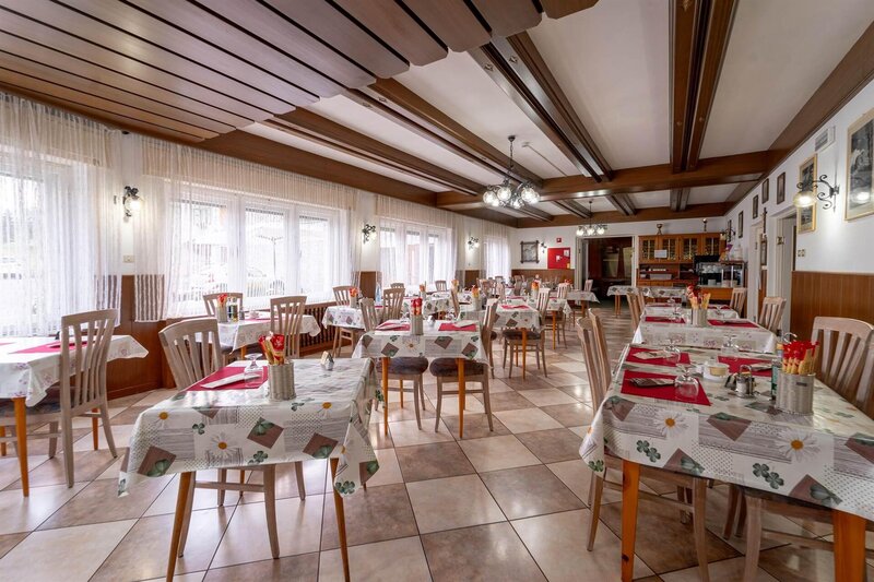 Hotel Europa Pera di Fassa interni sala da pranzo