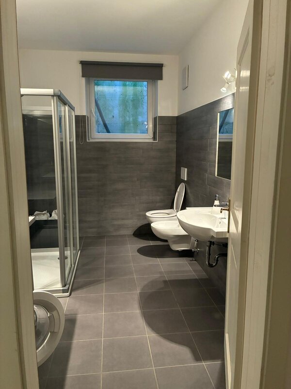 bagno grigio prospettiva