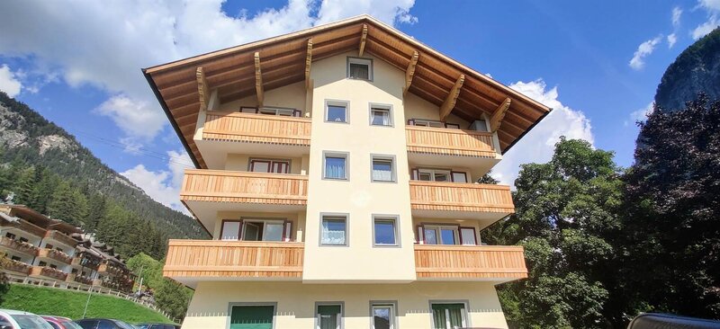 Lato dell'edificio e balcone di Laurino