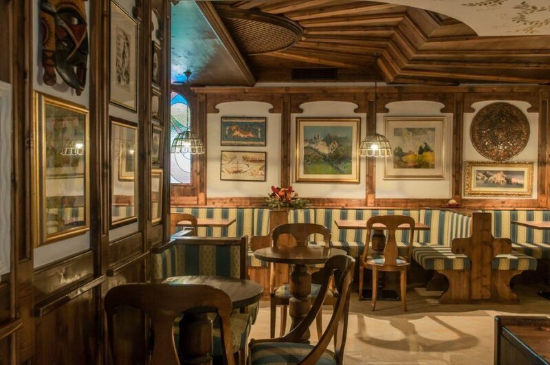Hall - Zona Bar