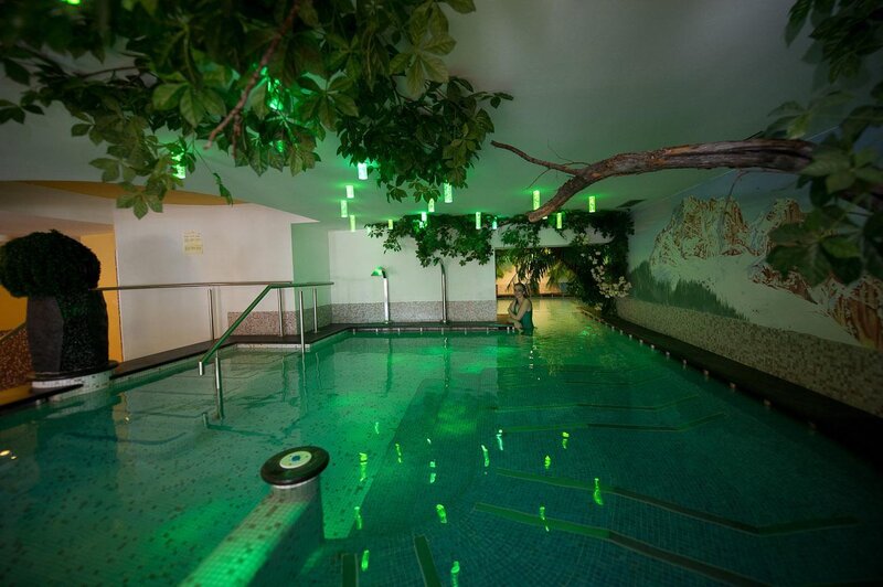 Piscina idro all'interno della Wellness