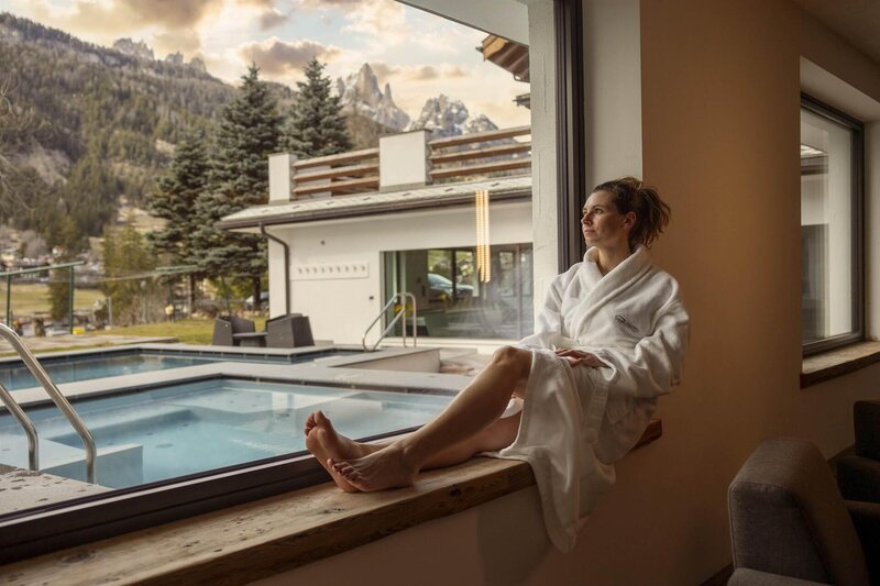 Sala relax sauna con modella 1