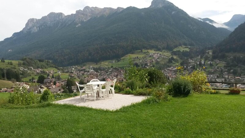 Giardino con vista su Moena 