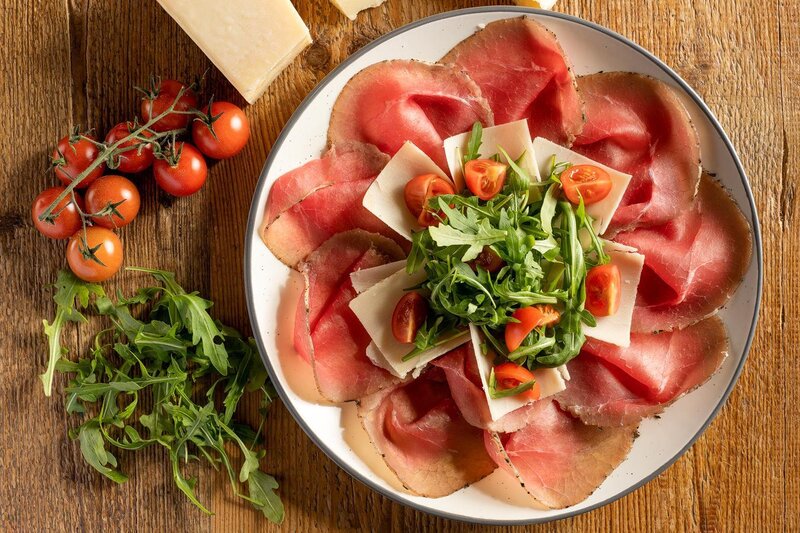 Carpaccio di carne salada fatta in casa con rucola