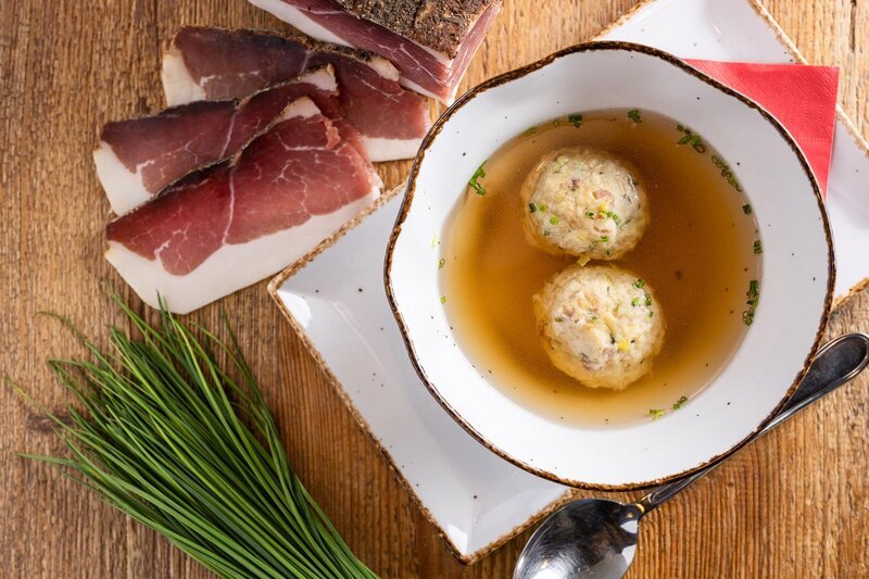 Canederli tirolesi in brodo di carne